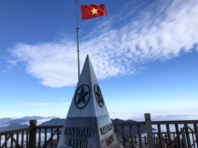 Từ N&oacute;c nh&agrave; Đ&ocirc;ng Dương huyền thoại, thu v&agrave;o tầm mắt trọn vẹn một g&oacute;c giang sơn gấm v&oacute;c bồng bềnh kỳ ảo trong tầm mắt.