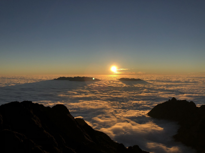 Kết th&uacute;c trọn vẹn chuyến h&agrave;nh tr&igrave;nh băng qua &ldquo;d&ograve;ng s&ocirc;ng m&acirc;y&rdquo; Fansipan, l&agrave; khoảnh khắc lặng m&igrave;nh ngắm ho&agrave;ng h&ocirc;n phủ sắc v&agrave;ng l&ecirc;n những bồng bềnh trắng xốp ấy.