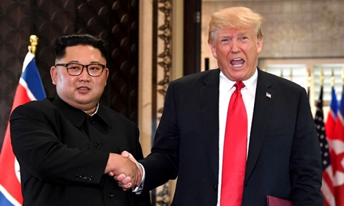 Tổng thống Mỹ Trump (phải) v&agrave; l&atilde;nh đạo Triều Ti&ecirc;n Kim Jong-un tại Singapore hồi th&aacute;ng 6. Ảnh:&nbsp;AFP.