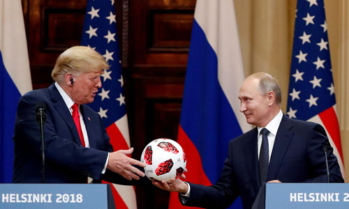 Tổng thống Mỹ Trump (tr&aacute;i) v&agrave; Tổng thống Nga Putin tại cuộc họp b&aacute;o chung hồi th&aacute;ng 7. Ảnh:&nbsp;Reuters.