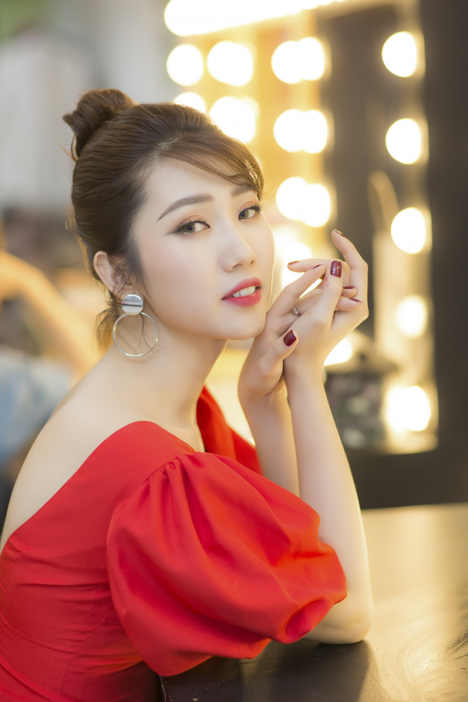 Th&uacute;y Ng&acirc;n sửa gi&agrave;y gi&uacute;p Phương Hằng tại 'Qu&yacute; &ocirc;ng ho&agrave;n hảo'