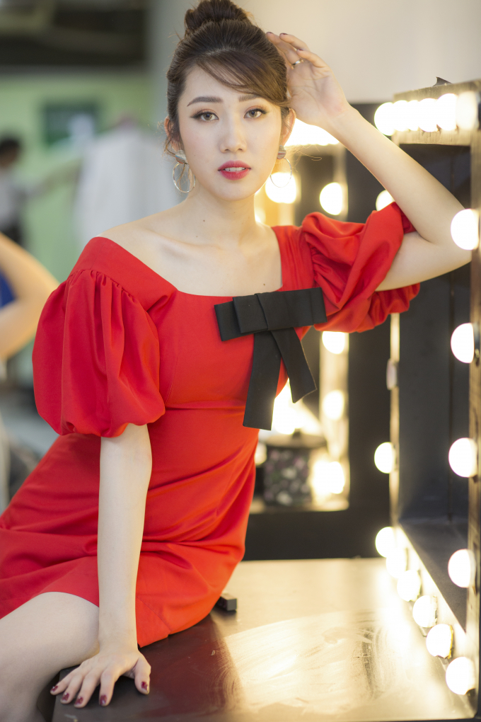 Th&uacute;y Ng&acirc;n nổi bật trong chiếc v&aacute;y cocktail m&agrave;u đỏ. Nơ c&agrave;i to bản tạo điểm nhấn cho tổng&nbsp;thể.