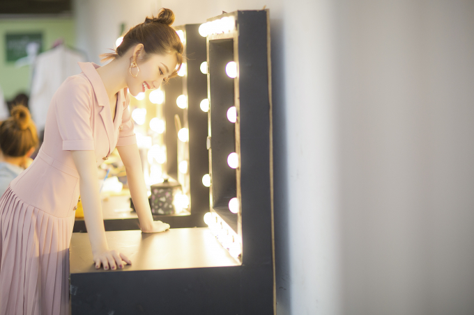 Th&uacute;y Ng&acirc;n sửa gi&agrave;y gi&uacute;p Phương Hằng tại 'Qu&yacute; &ocirc;ng ho&agrave;n hảo'