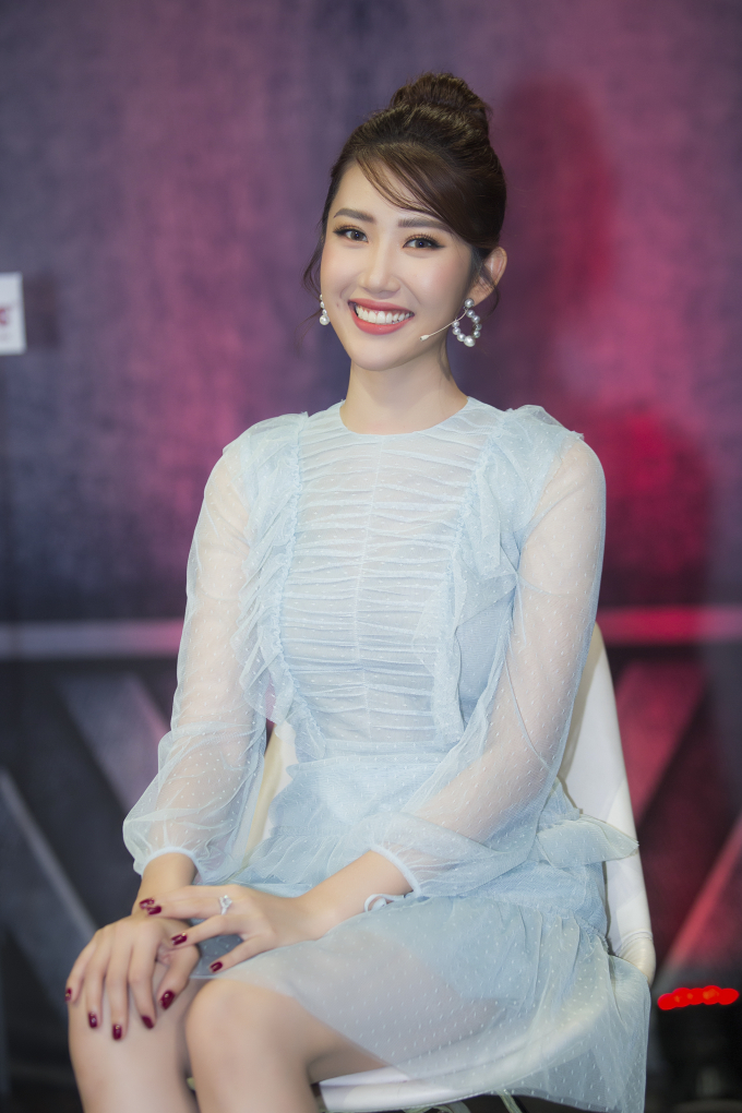 Th&uacute;y Ng&acirc;n sửa gi&agrave;y gi&uacute;p Phương Hằng tại 'Qu&yacute; &ocirc;ng ho&agrave;n hảo'