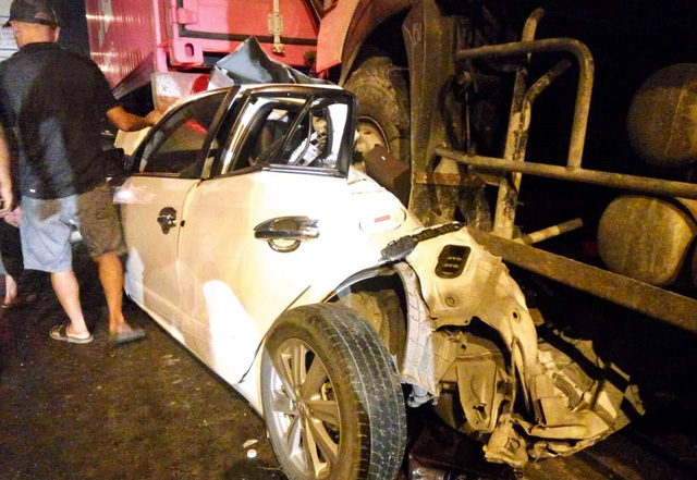 Chiếc &ocirc; t&ocirc; 4 chỗ bị ch&egrave;n bẹp d&uacute;m.