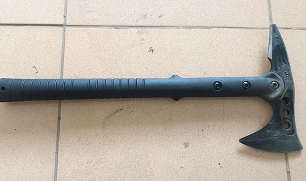 Hung kh&iacute; g&acirc;y &aacute;n khiến hai người bị thương.