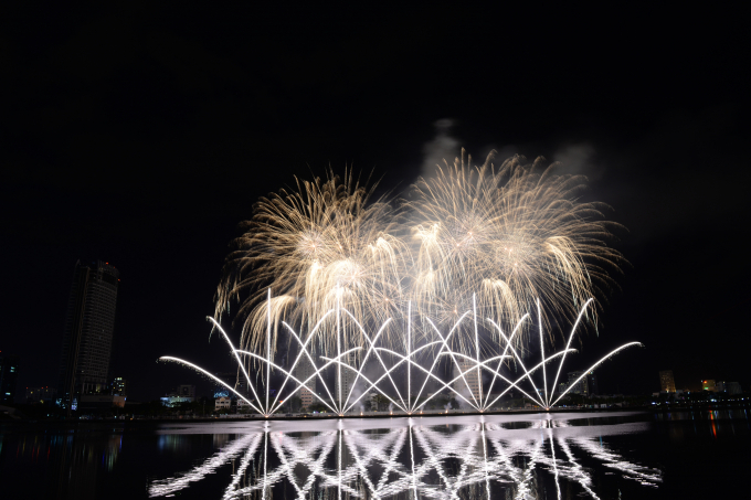 Mỗi đội tham gia sẽ tr&igrave;nh diễn trong khoảng 20-22 ph&uacute;t, tại khu vực cảng S&ocirc;ng H&agrave;n.