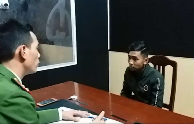 Đối tượng Hiếu tại cơ quan C&ocirc;ng an.&nbsp;Ảnh cắt từ clip.