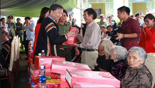 Theo đề nghị của Bộ Lao động - Thương binh v&agrave; X&atilde; hội, qu&agrave; tặng được chia th&agrave;nh hai mức: 400.000 đồng v&agrave; 200.000 đồng.