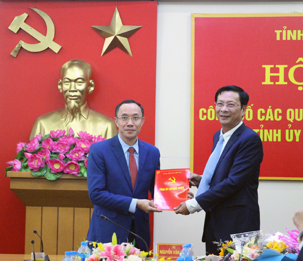 &Ocirc;ng B&iacute; thư Tỉnh ủy cũng trao quyết định điều động, chỉ định &ocirc;ng Dương Mạnh Cường, Ph&oacute; B&iacute; thư Thường trực Th&agrave;nh ủy Hạ Long tham gia Ban Chấp h&agrave;nh, Ban Thường vụ v&agrave; giữ chức vụ B&iacute; thư Huyện ủy B&igrave;nh Li&ecirc;u kh&oacute;a XXIV, nhiệm kỳ 2015- 2020.