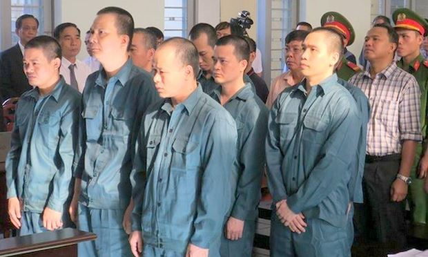 C&aacute;c bị cao nghe t&ograve;a tuy&ecirc;n &aacute;n. Ảnh: Tư Huynh/VnE