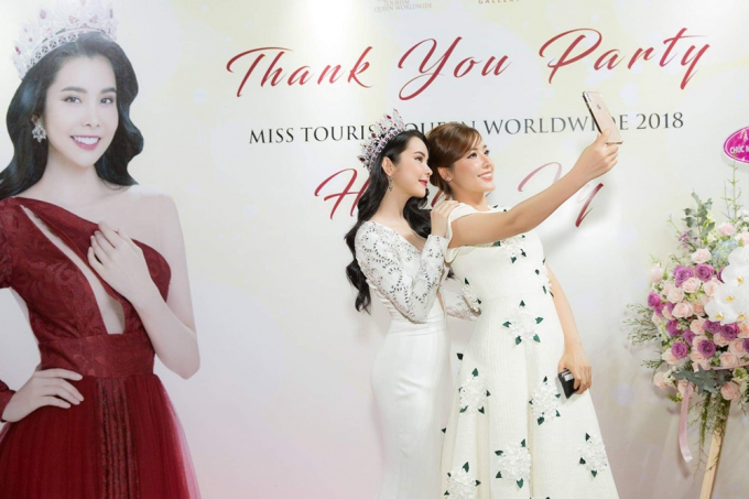 &Aacute; hậu Kh&aacute;nh Phương cũng c&oacute; mặt trong buổi tiệc cảm ơn của Huỳnh Vy.