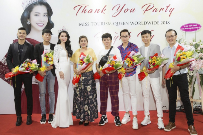 Huỳnh Vy v&agrave; &ecirc; k&iacute;p nhận hoa.&nbsp;