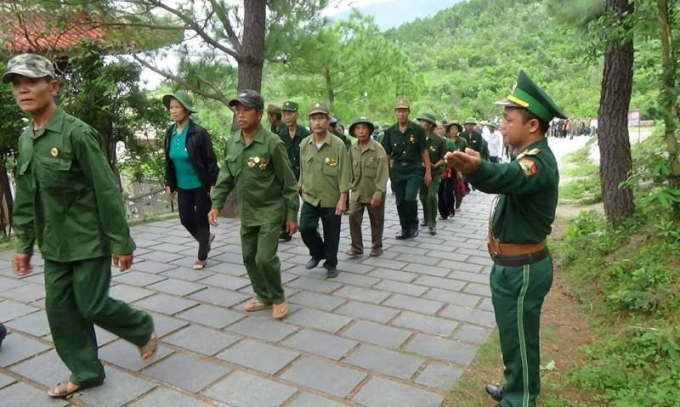 Những chiến sĩ Đội bảo vệ mộ Đại tướng V&otilde; Nguy&ecirc;n Gi&aacute;p dẫn từng đo&agrave;n kh&aacute;ch l&ecirc;n viếng mộ Người.