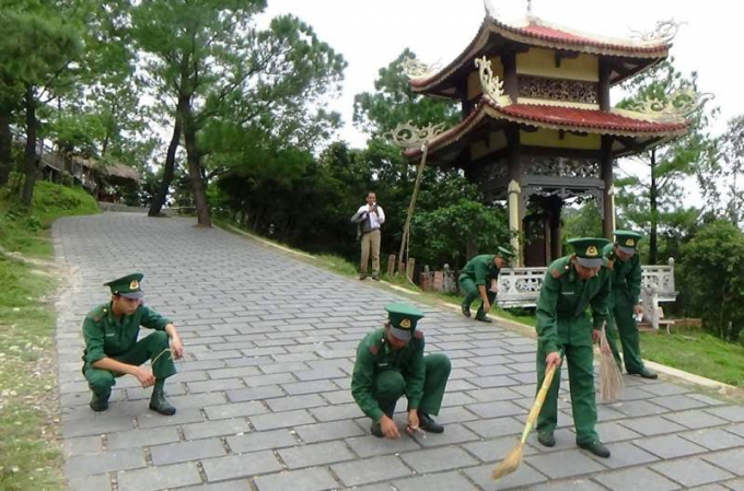 Những l&uacute;c thưa kh&aacute;ch đến viếng, c&aacute;c chiến sĩ lại qu&eacute;t dọn, nhặt r&aacute;c ở con đường dẫn l&ecirc;n mộ Người.