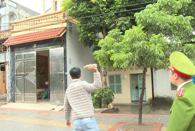 C&ocirc;ng an tỉnh Hưng Y&ecirc;n thực nghiệm vụ n&eacute;m chất bẩn đ&ograve;i nợ.