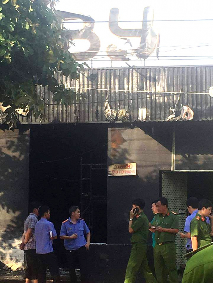 Lối tho&aacute;t duy nhất của qu&aacute;n beer club Ruby bị kh&oacute;i lửa bịt k&iacute;n n&ecirc;n c&aacute;c nạn nh&acirc;n kh&ocirc;ng thể tho&aacute;t ra ngo&agrave;i.