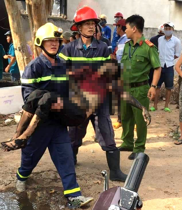 Một nạn nh&acirc;n được lực lượng cứu hộ, cứu nạn đưa ra ngo&agrave;i.