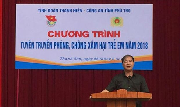 Thầy hiệu trưởng bị tố lạm dụng học sinh nam trong một lần thuyết tr&igrave;nh về vấn đề x&acirc;m hại trẻ em