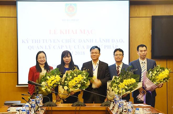 Bộ trưởng L&ecirc; Th&agrave;nh Long tặng hoa c&aacute;c ứng vi&ecirc;n.