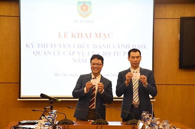 Hai ứng vi&ecirc;n Trương Thế C&ocirc;n v&agrave; Trần Minh Tiến bốc thăm phần thi tr&igrave;nh b&agrave;y đề &aacute;n đối với chức danh Ph&oacute; Gi&aacute;m đốc Học viện Tư ph&aacute;p.