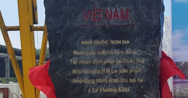 Trao tặng phiến đá Saphia quý hiếm cho quần đảo Trường Sa