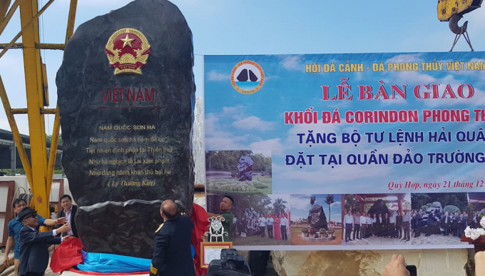 Phiến đ&aacute; Saphia qu&yacute; hiếm được b&agrave;n giao cho đại diện Hải qu&acirc;n để vận chuyển ra quần đảo Trường Sa.