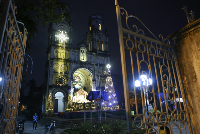 Nh&agrave; thờ Kẻ S&eacute;t (c&ograve;n gọi l&agrave; nh&agrave; thờ L&agrave;ng T&aacute;m, nh&agrave; thờ Thịnh Liệt) thuộc quận Ho&agrave;ng Mai được x&acirc;y dựng từ năm 1911, t&iacute;nh đến nay đ&atilde; hơn 100 tuổi. Nh&agrave; thờ nằm trong khu d&acirc;n cư đ&ocirc;ng đ&uacute;c nhưng vẫn c&oacute; một tiền sảnh rộng để gi&aacute;o d&acirc;n l&agrave;m lễ.