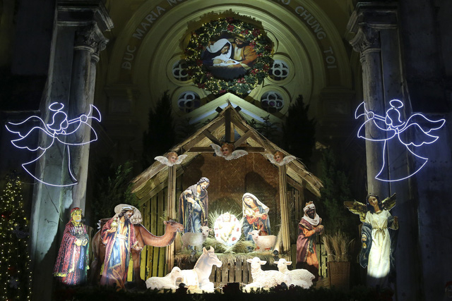 Ở ph&iacute;a trước b&ecirc;n ngo&agrave;i nh&agrave; thờ, một tiểu cảnh được dựng l&ecirc;n m&ocirc; phỏng bối cảnh l&uacute;c ch&uacute;a gi&aacute;ng sinh được chăm ch&uacute;t bởi &aacute;nh s&aacute;ng đ&egrave;n m&agrave;u rất đẹp.