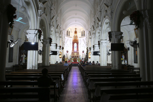 Gần như c&aacute;c hạng mục trang tr&iacute; tại nh&agrave; thờ Kẻ S&eacute;t đ&atilde; ho&agrave;n tất với c&acirc;y th&ocirc;ng, hang đ&aacute;, đ&egrave;n m&agrave;u... sẵn s&agrave;ng để đ&oacute;n noel.