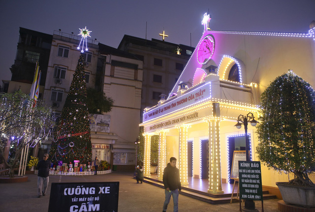 Nh&agrave; thờ Nam Đồng (quận Đống Đa - H&agrave; Nội) nằm s&acirc;u trong một con ng&otilde; phố Nguyễn Lương Bằng v&agrave;o dịp n&agrave;y được trang tr&iacute; rất nhiều đ&egrave;n m&agrave;u c&ugrave;ng c&acirc;y th&ocirc;ng lớn.