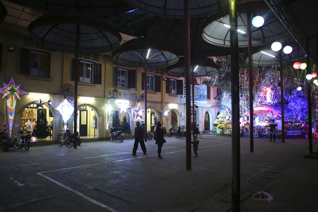 Ph&iacute;a s&acirc;n sau nh&agrave; thờ l&agrave; một hang đ&aacute; cao 4-5 m&eacute;t đ&atilde; ho&agrave;n tất từ một tuần nay.