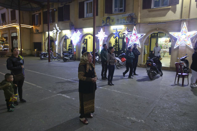 C&aacute;c c&ocirc;ng đoạn trang tr&iacute; đ&atilde; xong, trong khi việc l&agrave;m lễ của gi&aacute;o d&acirc;n vẫn diễn ra b&igrave;nh thường b&ecirc;n trong nh&agrave; thờ.