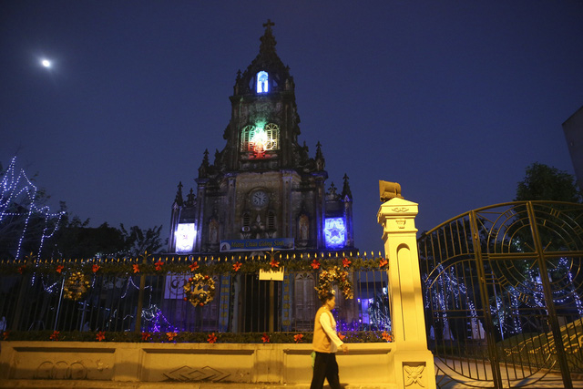 Nh&agrave; thờ gi&aacute;o xứ Tư Đ&igrave;nh (quận Long Bi&ecirc;n - H&agrave; Nội) nằm ngay cạnh con đường đ&ecirc; B&aacute;t Tr&agrave;ng. Đ&acirc;y l&agrave; gi&aacute;o xứ duy nhất của Gi&aacute;o phận Bắc Ninh nằm trong nội th&agrave;nh của th&agrave;nh phố H&agrave; Nội.