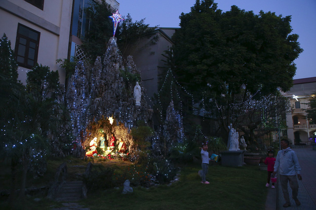 Việc trang tr&iacute; ở nh&agrave; thờ Tư Đ&igrave;nh chủ đạo vẫn l&agrave; v&ocirc; số b&oacute;ng đ&egrave;n m&agrave;u giăng mắc khắp nơi, nhưng năm nay c&aacute;c lối ng&otilde; quanh nh&agrave; thờ tạm thời kh&ocirc;ng được trang tr&iacute; bằng đ&egrave;n điện do vấn đề bảo đảm về ph&ograve;ng ch&aacute;y chữa ch&aacute;y.