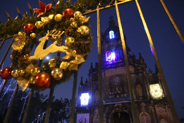 Gi&aacute;o xứ Tư Đ&igrave;nh c&oacute; 1477 gi&aacute;o d&acirc;n, trải d&agrave;i tr&ecirc;n 8 họ gi&aacute;o, bao gồm họ nh&agrave; xứ Tử Đ&igrave;nh, Kim Lan, Ngọc Động, Xu&acirc;n Thụy, Hạ Dương, N&ocirc;ng Vụ v&agrave; Đề Trụ.