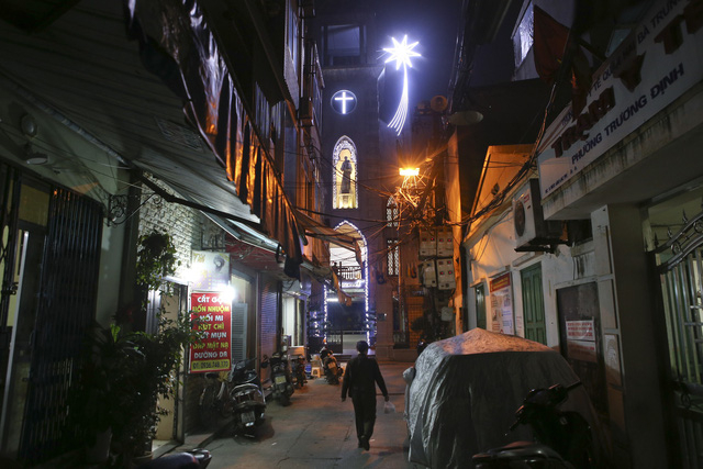 Nh&agrave; thờ T&acirc;n Lạc nằm trong ng&otilde; T&acirc;n Lạc, phố Đại La, thuộc phường Trương Định (quận Ha B&agrave; Trưng, H&agrave; Nội). Đ&acirc;y l&agrave; một nh&agrave; thờ nhỏ nằm khuất trong khu d&acirc;n cư, thuộc gi&aacute;o xứ H&agrave;m Long - Tổng gi&aacute;o phận H&agrave; Nội. Những ng&agrave;y n&agrave;y nh&agrave; thờ được trang tr&iacute; đơn giản với c&aacute;c dải đ&egrave;n m&agrave;u c&ugrave;ng ng&ocirc;i sao s&aacute;ng ph&iacute;a b&ecirc;n ngo&agrave;i.