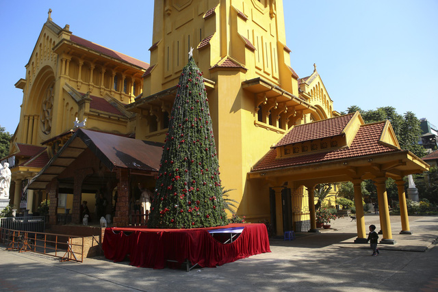 Nh&agrave; thờ Cửa Bắc nằm tr&ecirc;n phố Phan Đ&igrave;nh Ph&ugrave;ng (quận Ba Đ&igrave;nh - H&agrave; Nội), nh&agrave; thờ l&agrave; một c&ocirc;ng tr&igrave;nh kiến tr&uacute;c c&oacute; nhiều n&eacute;t độc đ&aacute;o, tạo th&ecirc;m điểm chấm ph&aacute; trong kh&ocirc;ng gian đ&ocirc; thị H&agrave; Nội. Nằm ở số 56 phố Phan Đ&igrave;nh Ph&ugrave;ng, x&acirc;y dựng ở Cửa Bắc th&agrave;nh Thăng Long n&ecirc;n được gọi t&ecirc;n l&agrave; Cửa Bắc.