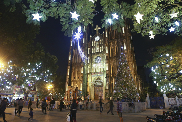 Nh&agrave; Thờ Lớn H&agrave; Nội nằm trong kh&ocirc;ng gian phố cổ tuyệt đẹp, với h&agrave;ng trăm ng&ocirc;i sao s&aacute;ng giăng mắc quanh khu&ocirc;n vi&ecirc;n. Việc trang tr&iacute; nh&agrave; thờ đ&atilde; ho&agrave;n th&agrave;nh từ nhiều ng&agrave;y nay, tạo n&ecirc;n điểm vui chơi dịp noel 2018 v&ocirc; c&ugrave;ng hấp dẫn.