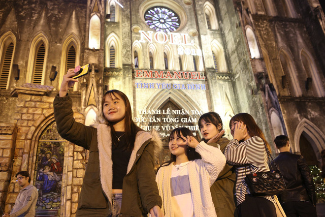 Nh&agrave; thờ được thiết kế theo phong c&aacute;ch kiến tr&uacute;c Gothic trung cổ ch&acirc;u &Acirc;u, rất thịnh h&agrave;nh trong thế kỷ 12 v&agrave; thời Phục Hưng, l&agrave;m theo mẫu của Nh&agrave; thờ Đức B&agrave; Paris với những m&aacute;i v&ograve;m uốn cong, rộng, hướng l&ecirc;n bầu trời. Nh&agrave; thờ c&oacute; chiều d&agrave;i 64,5m, chiều rộng 20,5m v&agrave; hai th&aacute;p chu&ocirc;ng cao 31,5m với những trụ đ&aacute; to nặng bốn g&oacute;c. Tr&ecirc;n đỉnh l&agrave; c&acirc;y th&aacute;nh gi&aacute; bằng đ&aacute;.