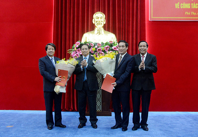 Triển khai quyết định của Bộ Ch&iacute;nh trị về c&ocirc;ng t&aacute;c c&aacute;n bộ