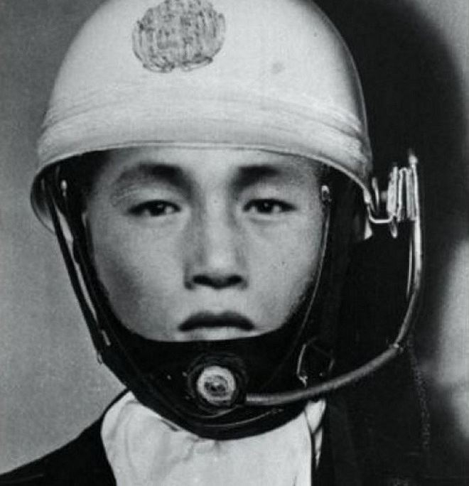 Ph&aacute;c thảo ch&acirc;n dung t&ecirc;n cướp giả mạo cảnh s&aacute;t chặn xe chở tiền của Nihon Shintaku Ginko năm 1968.