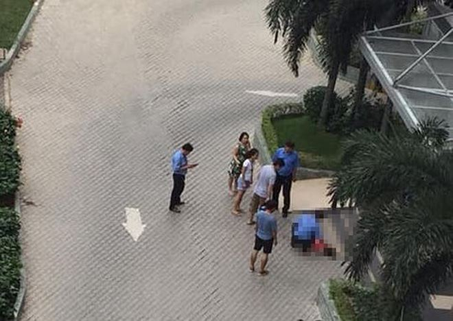 Hiện trường nơi b&eacute; g&aacute;i 5 tuổi rơi từ tầng cao chung cư xuống đất tử vong.