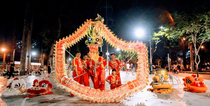 Nổi bật trong li&ecirc;n hoan năm nay l&agrave; sự xuất hiện của 25 đo&agrave;n L&acirc;n Sư Rồng c&ugrave;ng hội tụ tại một sự kiện v&agrave; tranh t&agrave;i với những tiết mục hấp dẫn, mới lạ hơn.&nbsp;