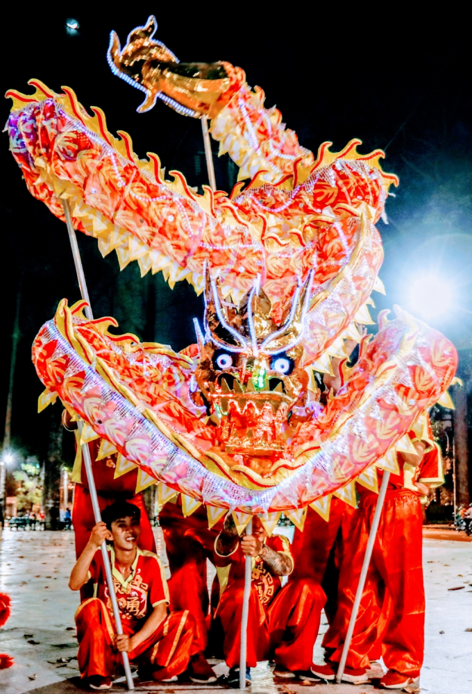 Li&ecirc;n hoan L&acirc;n Sư Rồng Th&agrave;nh phố Hồ Ch&iacute; Minh lần 2 năm 2018 bắt đầu ph&aacute;t triển theo hướng kh&ocirc;ng gian mở với nhiều gian h&agrave;ng đặc sắc, mới lạ.