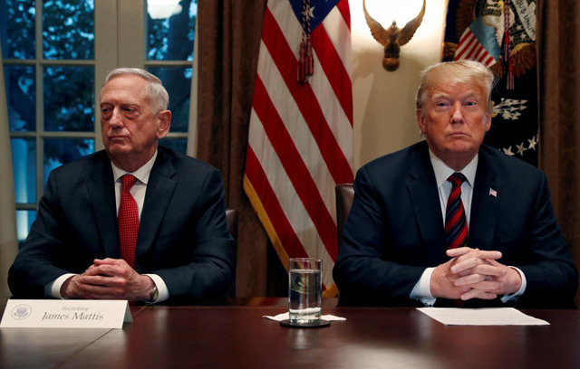 Tổng thống Mỹ Donald Trump v&agrave; Bộ trưởng Quốc ph&ograve;ng James Mattis (Ảnh: Reuters)