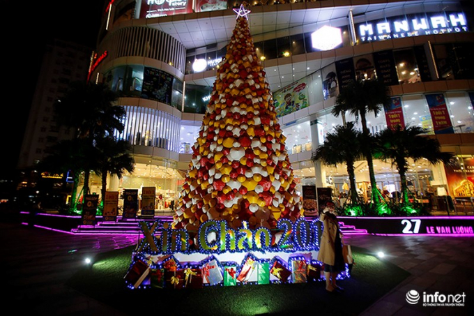 Tối nay (24/12) mới ch&iacute;nh thức l&agrave; đ&ecirc;m Gi&aacute;ng sinh nhưng những ng&agrave;y qua đường phố H&agrave; Nội đ&atilde; tr&agrave;n ngập sắc m&agrave;u v&agrave; kh&ocirc;ng kh&iacute; Noel.