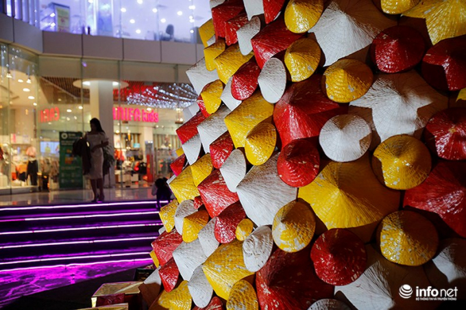 Những c&acirc;y th&ocirc;ng noel được l&agrave;m bằng nhiều vật liệu đặc biệt đ&atilde; mang đến cho người d&acirc;n H&agrave; Nội một m&ugrave;a Gi&aacute;ng sinh rất Việt Nam.