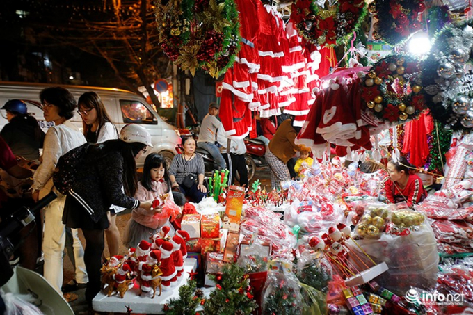 Phố H&agrave;ng M&atilde; vẫn l&agrave; nơi đ&ocirc;ng đ&uacute;c, nhộn nhịp nhất trong những ng&agrave;y n&agrave;y.