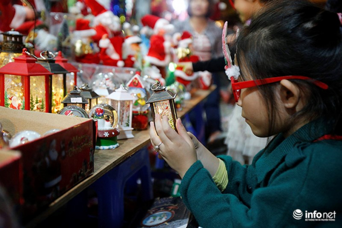 Đ&acirc;y l&agrave; khu phố ch&iacute;nh chuy&ecirc;n b&aacute;n những m&oacute;n qu&agrave; nhỏ nhắn, xinh xắn kh&ocirc;ng thể thiếu trong đ&ecirc;m Gi&aacute;ng sinh.